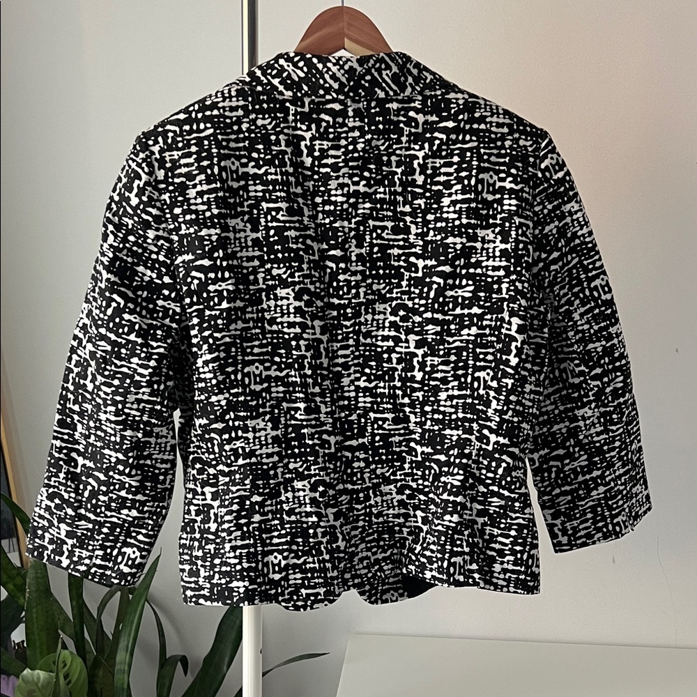 Tahari Black and White Patterned Blazer - Picture 2 of 6